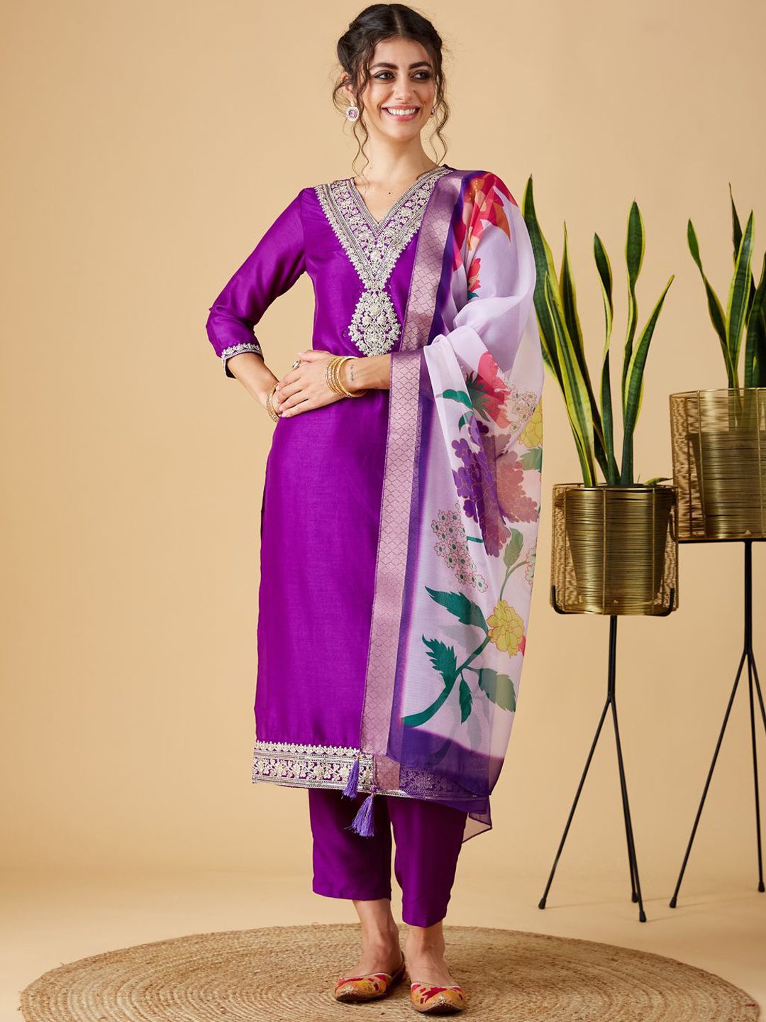 Women Embroidered Viscose Rayon Blend kurta set