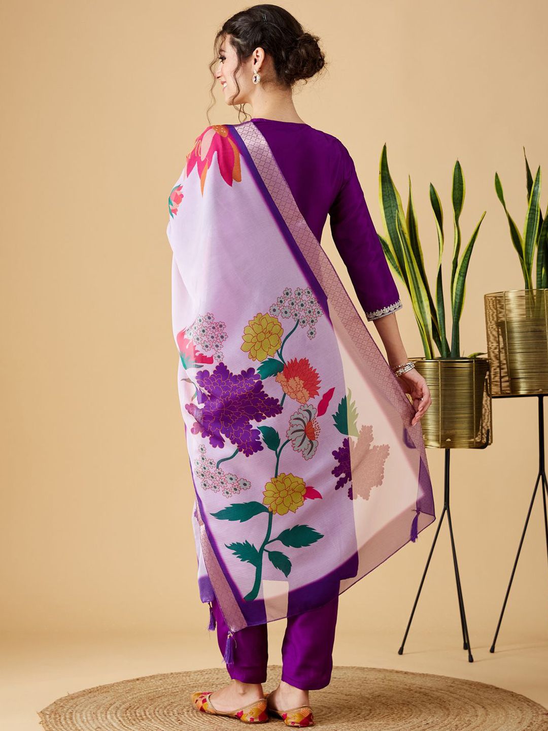 Women Embroidered Viscose Rayon Blend kurta set