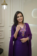 Women Floral Embroidered Regular Thread Work Kurta with Trousers & Dupatta
