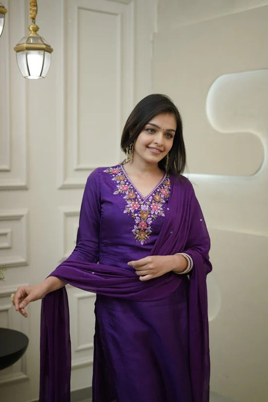 Women Floral Embroidered Regular Thread Work Kurta with Trousers & Dupatta