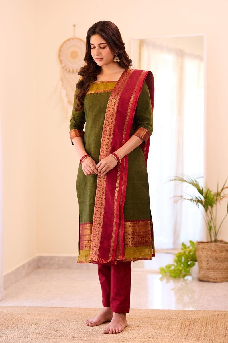 Women's Classic Ethnic Kurta Set with Gold Detailing