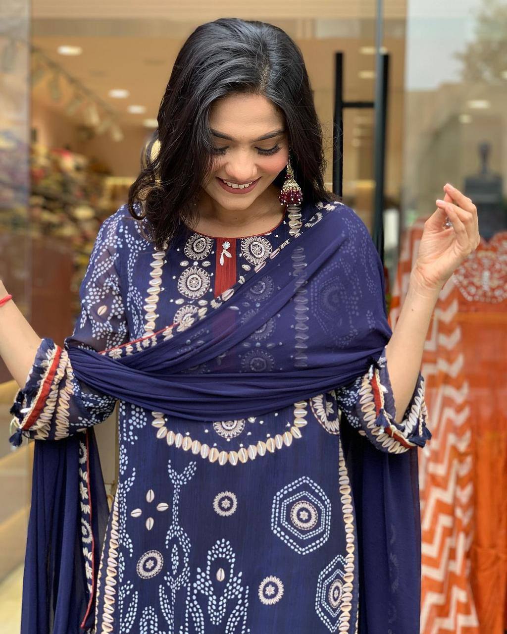KURElegant Navy Blue Printed Kurta SetTA SET