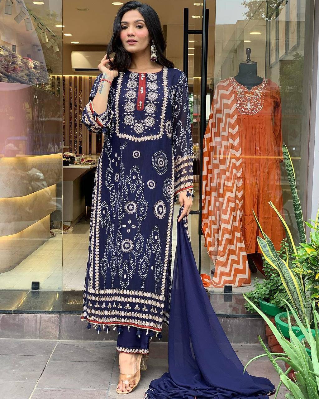 KURElegant Navy Blue Printed Kurta SetTA SET