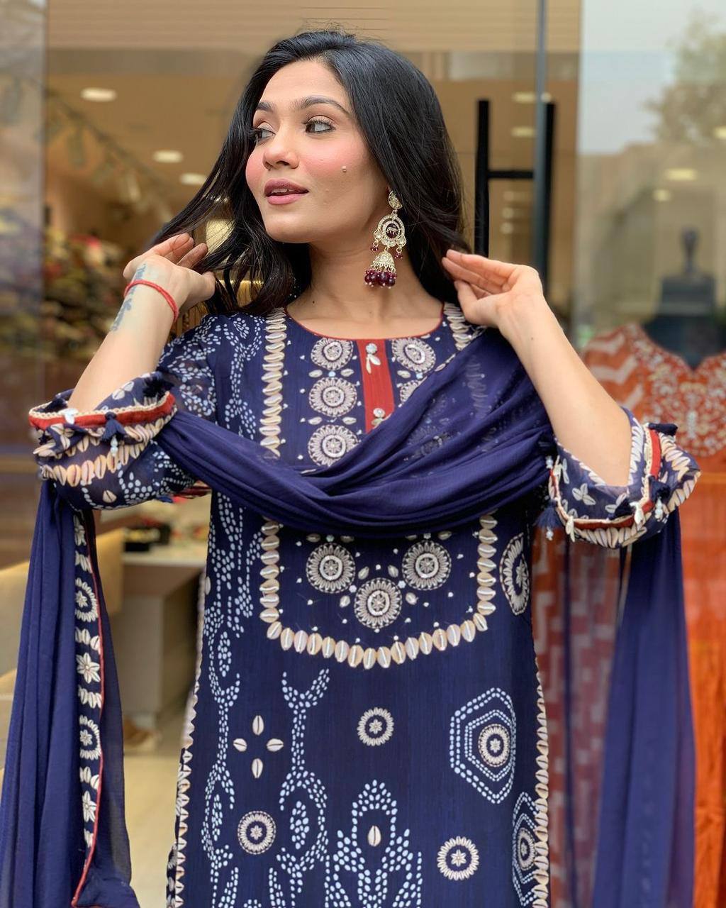 KURElegant Navy Blue Printed Kurta SetTA SET